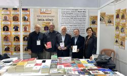 Kırmızı Çatı Yayınlarına Yoğun İlgi, Yazar ve Okurları Fuarda Buluştu