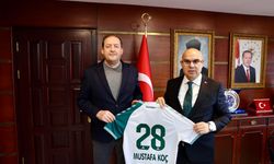 Vali Mustafa Koç'a Ziyarette Giresunspor Forması Hediye Edildi