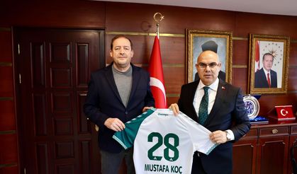 Vali Mustafa Koç'a Ziyarette Giresunspor Forması Hediye Edildi