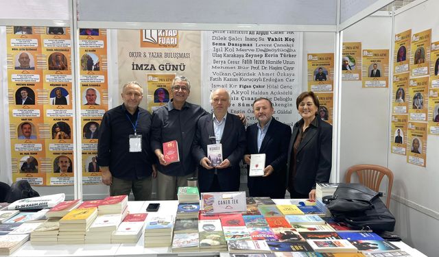 Kırmızı Çatı Yayınlarına Yoğun İlgi, Yazar ve Okurları Fuarda Buluştu