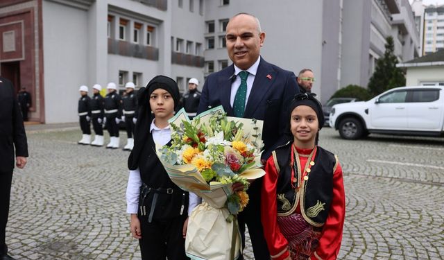 Yeni Vali Mustafa Koç Göreve Başladı, Çiçeklerle Karşılandı