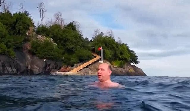 Vali Serdengeçti Adanın Etrafını Ocak Ayında Yüzerek Turladı