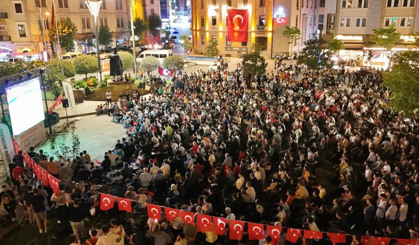 Milli Takım'ın Çeyrek Final Çoşkusunu Giresunlular Atatürk Meydanı'nda Yaşadı