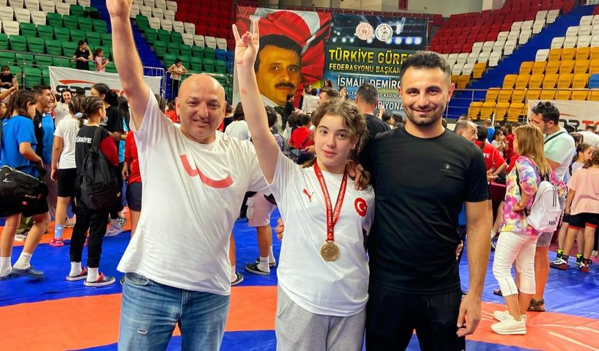 Güreşte Dereli’den Tarihi Başarı, Zeynep Kahraman Türkiye Şampiyonu oldu