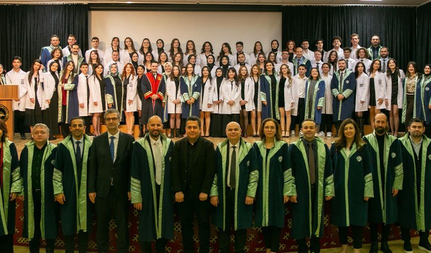 GRÜ Diş Hekimliği Fakültesinde Önlük Giyme Töreni Düzenlendi