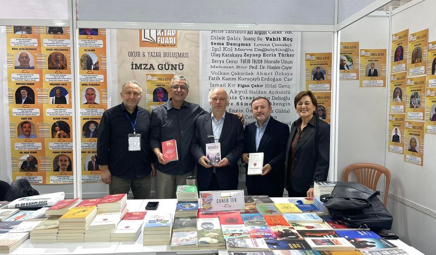 Kırmızı Çatı Yayınlarına Yoğun İlgi, Yazar ve Okurları Fuarda Buluştu