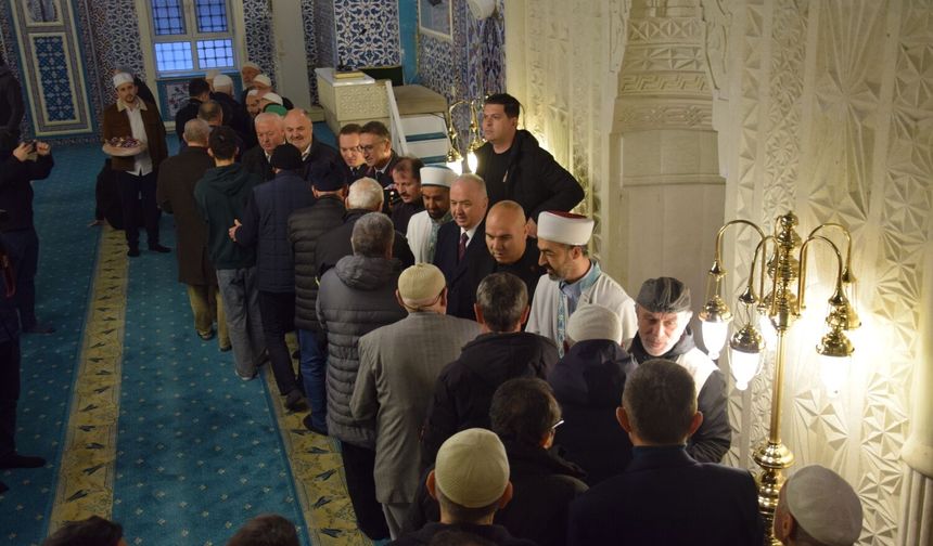 Giresunlular Bayram Namazında Saf Tuttu, Bayramlaştı