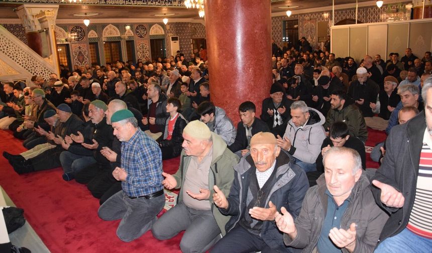 Kadir Gecesi Dualarla İdrak Edildi