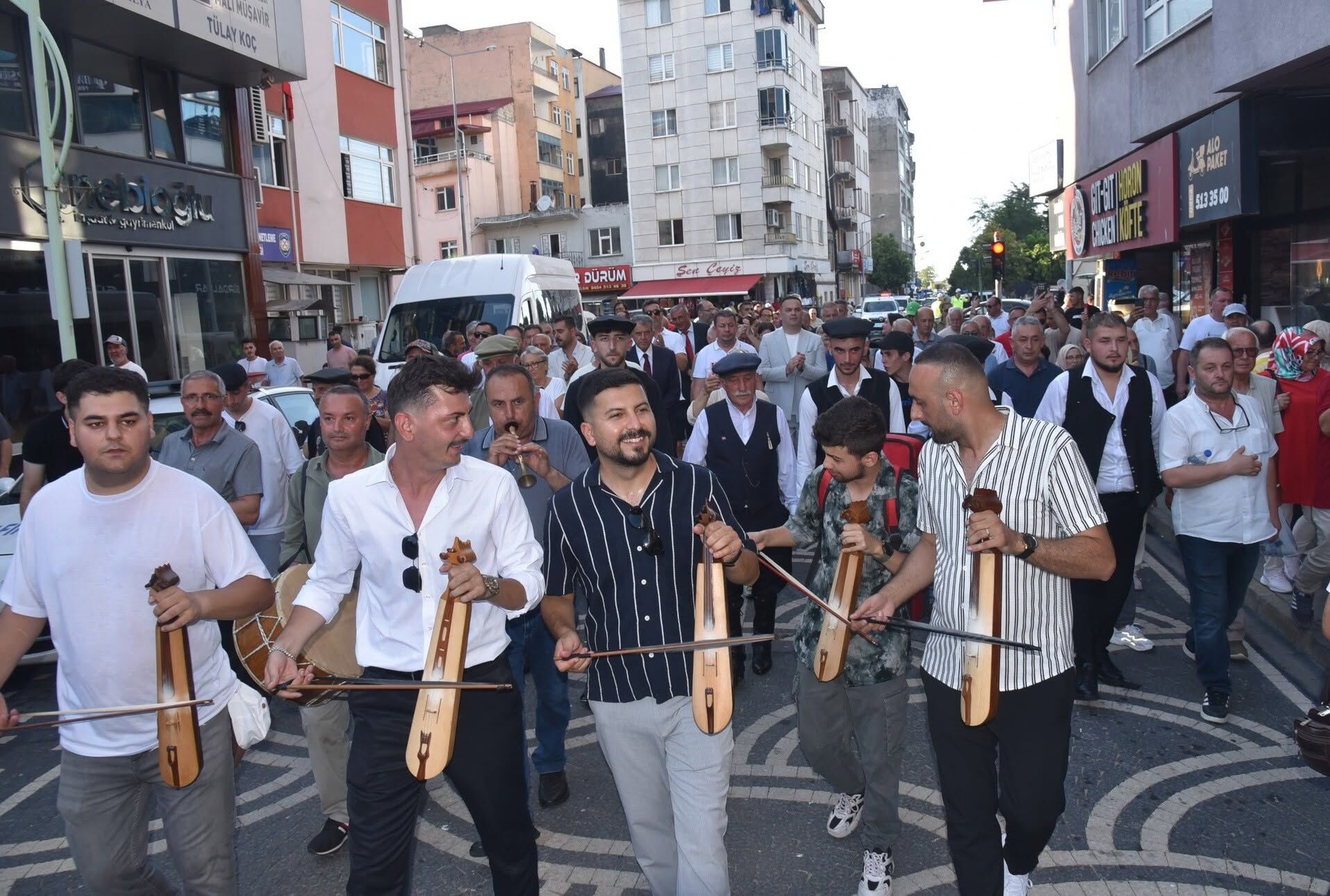 Görele’de Kültür ve Sanat Rüzgarı: 16. Uluslararası Kemençe ve Horan Festivali Coşkuyla Başladı